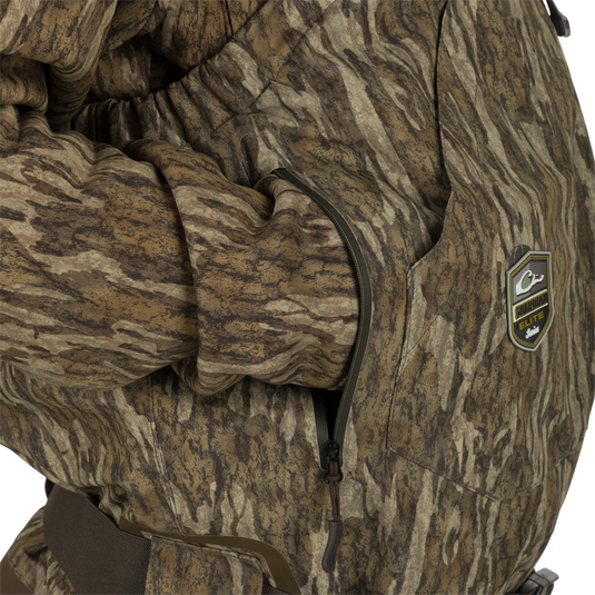 Uninsulated Guardian Elite HND Front Zip Waders: close-up of hand in pocket.