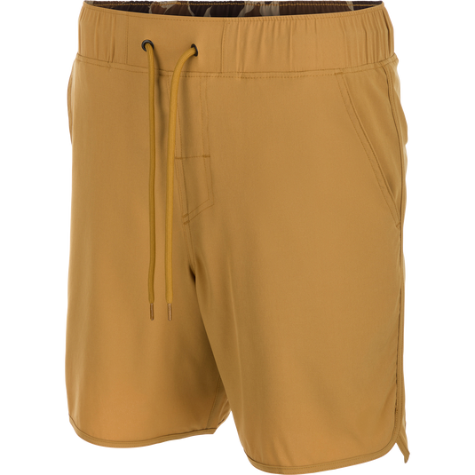Drake Commando Lined Volley Short 7in with elastic waistband, built-in liner, and zippered pockets, designed for versatile activities from beach outings to casual wear.