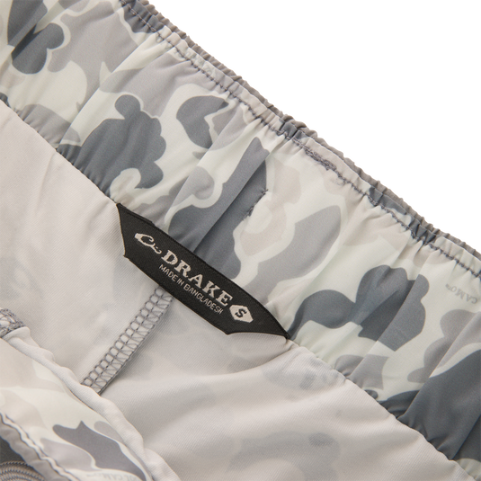 Drake Commando Lined Volley Short 7in with elastic waistband, built-in liner, scalloped hem, front slash pockets, and back zippered pockets. Perfect for versatile, quick-drying performance.