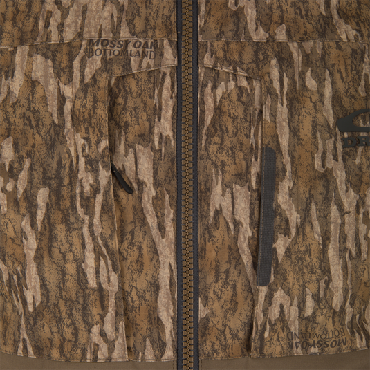 Close-up of LST BMF Eqwader Full Zip with Primaloft, showcasing camo pattern, central zipper, zippered chest pocket, and Velcro strip for outdoor adventure.