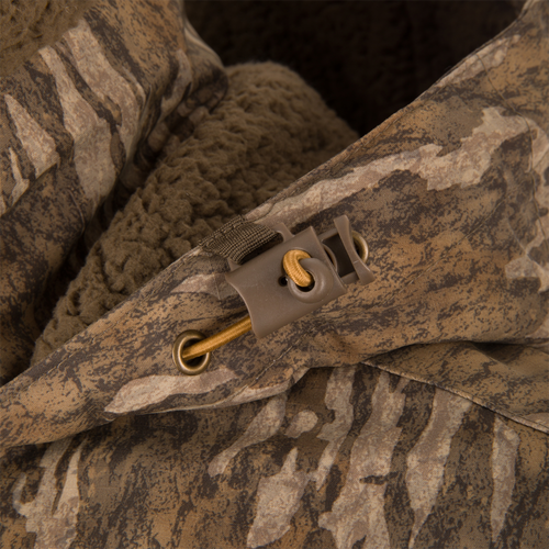 Camouflage hood of the LST BMF Eqwader Full Zip with Primaloft, featuring fleece lining, drawcord with toggle, designed for superior weather protection and warmth.