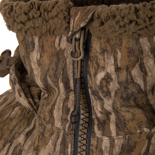 Close-up of LST BMF Eqwader Full Zip with Primaloft, showcasing camouflage design, sherpa collar, paracord zipper, and adjustable strap, ideal for outdoor adventures.