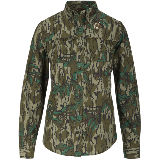 Women's Mesh Back Flyweight Shirt 2.0: A long-sleeved camouflage shirt with logo. Lightweight, breathable, and quick-drying. Features removable spine pad, UPF 50+ sun protection, mesh back panel, and button-down collar. Perfect for hunting and outdoor activities.