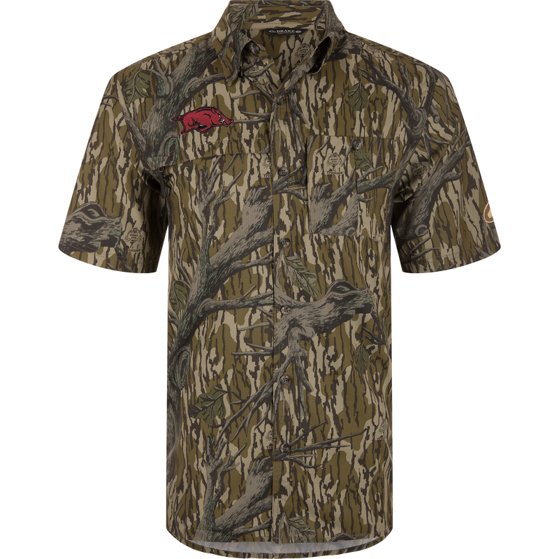 Arkansas 8-Shot Short Sleeve Shirt in tree bark camouflage, featuring Razorback logo, hidden zippers, and vented cape back for enhanced comfort and mobility.