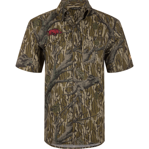 Arkansas 8-Shot Short Sleeve Shirt in tree bark camouflage, featuring Razorback logo, hidden zippers, and vented cape back for enhanced comfort and mobility.