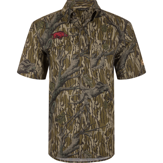Arkansas 8-Shot Short Sleeve Shirt in tree bark camouflage, featuring Razorback logo, hidden zippers, and vented cape back for enhanced comfort and mobility.