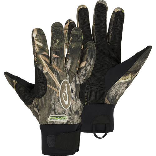 A pair of waterproof gloves with a camouflage pattern, made with Refuge HS™ shell fabric and GORE-TEX® membrane for 100% waterproof/breathable protection. Perfect for early season waterfowl hunting.